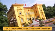 Tun M diberi sambutan rasmi di Istana Presiden