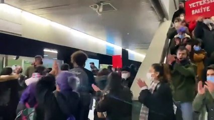 Üniversitelilerin ulaşım zammı protestosuna polis gözaltısı