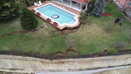 BÜYÜKÇEKMECE'DE VİLLALARIN BAHÇESİNDE DEV YARIKLAR OLUŞTURAN İNŞAATA DURDURMA KARARI