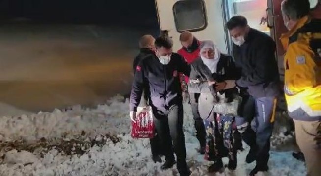 YOLU KARDAN KAPANAN MEZRADAKİ HASTA, 6 SAATLİK ÇALIŞMAYLA HASTANEYE YETİŞTİRİLDİ