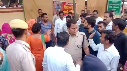 भीड़ को काबू करने के लिए लगानी पड़ी चार थानों की पुलिस