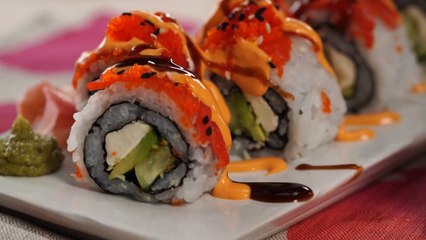 How to Make Spicy Crunchy Salmon Rolls with Avocado