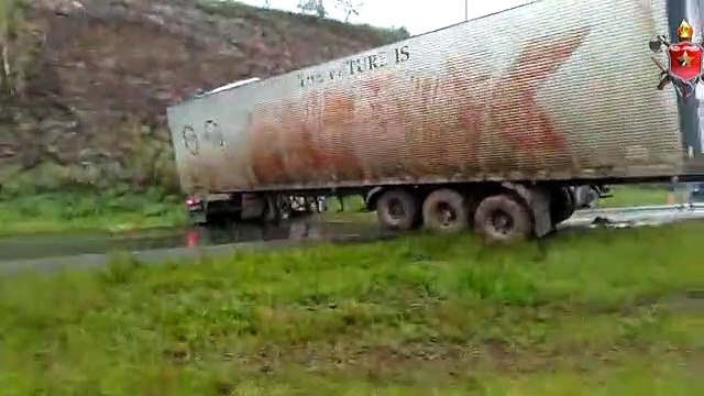 Acidente envolvendo duas carretas e quatro carros deixa BR-020 interditada por quase 4 horas