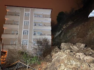 HEYELANDA KAYALARIN YANINA DÜŞTÜĞÜ 5 KATLI BİNA TAHLİYE EDİLDİ
