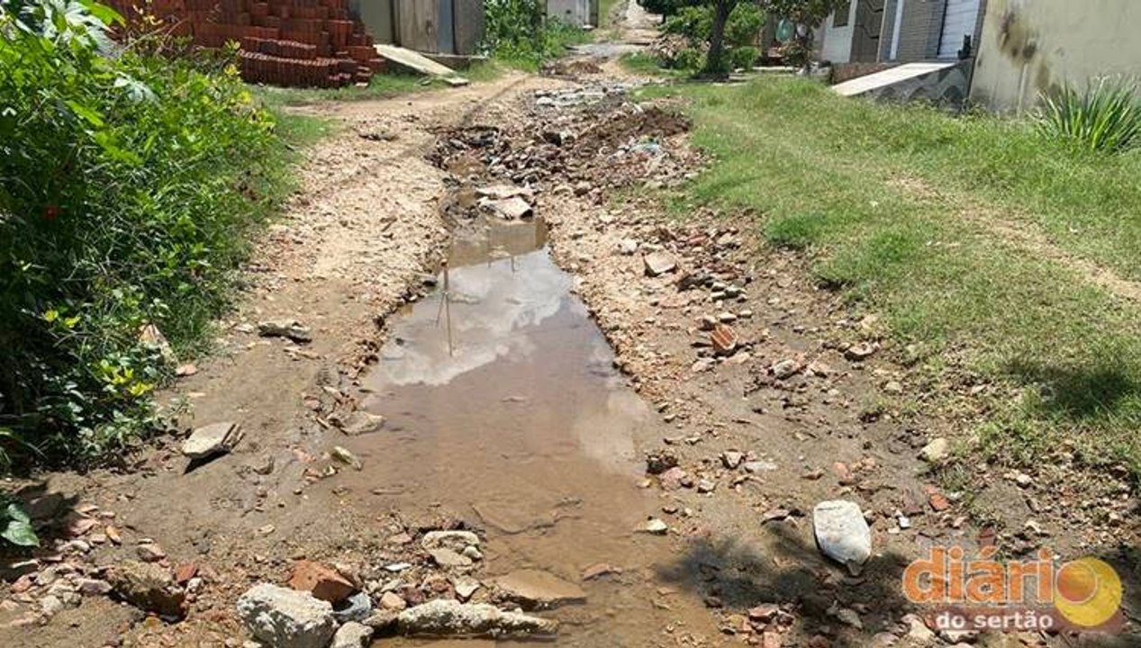 Após água de esgoto invadir sua casa em Cajazeiras, idosa chora ao fazer apelo ao prefeito