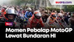 Momen Pebalap MotoGP Lewat Bundaran HI, Masyarakat Tumpah ke Jalan