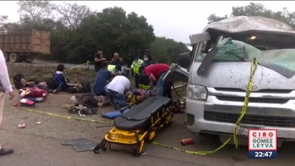 Se vuelca camioneta con migrantes al sur de Veracruz; tres cubanos murieron