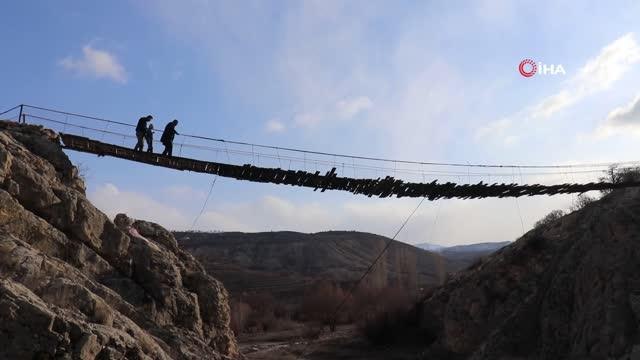 Bu köprüden geçmek yürek ister... 30 metre yüksekliğindeki tahta köprü  yürekleri ağza getiriyor - Dailymotion Video