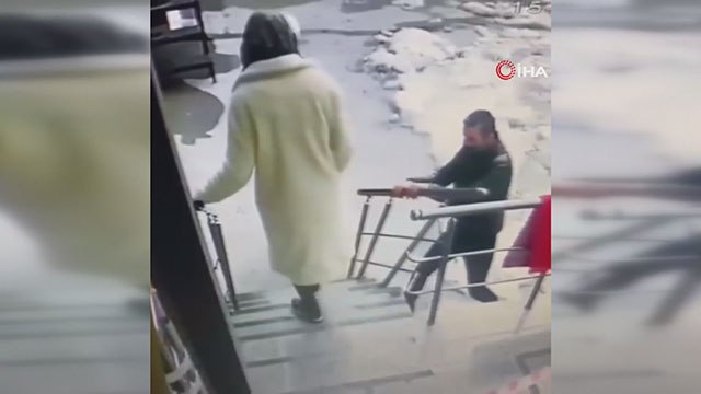 Kimseye aldırış etmedi...Demir korkulukları yerinden sökerek böyle çaldı