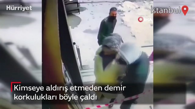 Kimseye aldırış etmeden demir korkulukları böyle çaldı