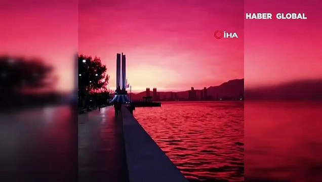 İzmir'de gökyüzü kızıla boyandı