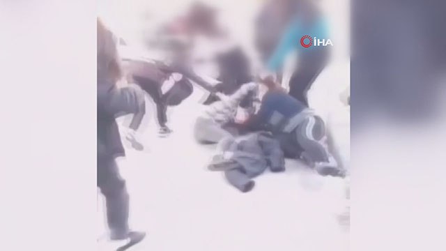 Başkent'te liseli kızların kavgası kamerada