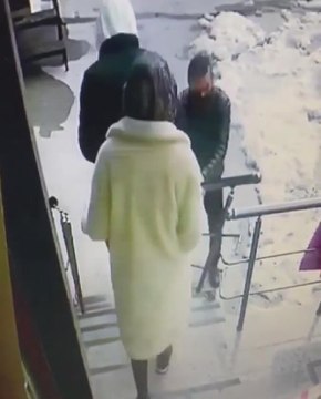 Kimseye aldırış etmedi merdiven korkuluklarını çaldı