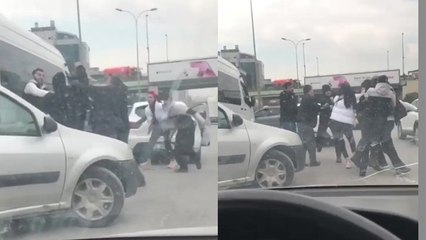 Télécharger la video: Maltepe’de yol verme kavgasında tekmeler yumruklar havada uçuştu