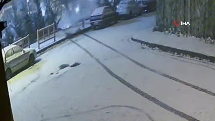 Son dakika haberleri | İstanbul'da korku dolu anlar kamerada...Otomobil çocuk parkına uçtu