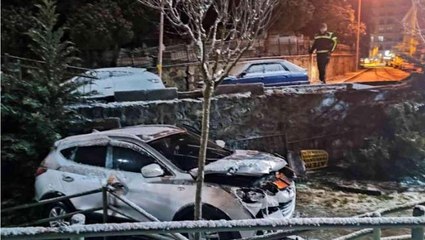 Yokuşta kayan araç 2 metreden çocuk parkına uçtu