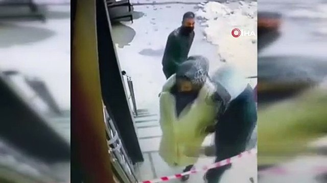 Kimseye aldırış etmeden bakın neyi çaldı