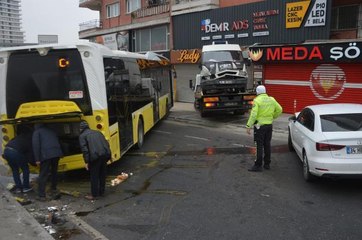 AVCILAR'DA KAYARAK YOLU KAPATAN İETT OTOBÜSÜNE İKİ ARAÇ ÇARPTI