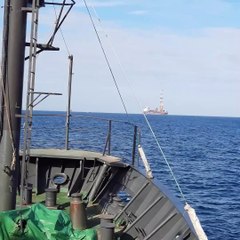 Sea Shepherd en baie de Saint-Brieuc pour surveiller le chantier des éoliennes