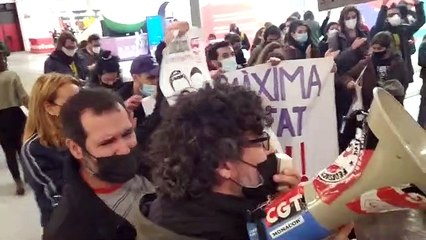 Los manifestantes entran al Saló de l'Ensenyament a la llegada del 'conseller' Josep Gonzàlez-Cambray