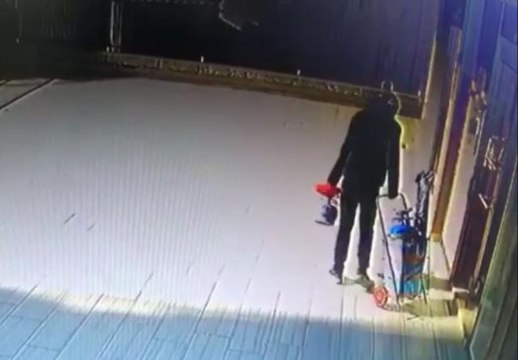 Pazardan alışveriş yapar gibi apartman soydu