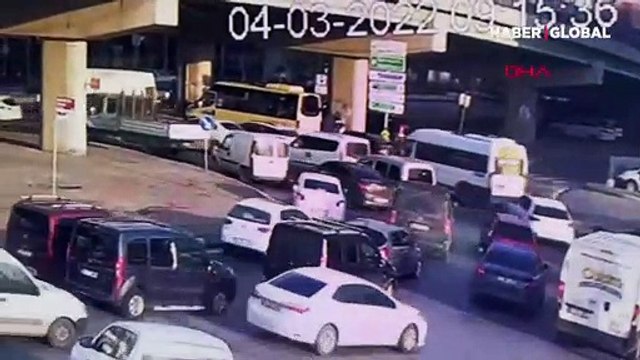 Başakşehir'de bir sürücü yol verme tartışmasına girdiği kişileri ezmeye çalıştı