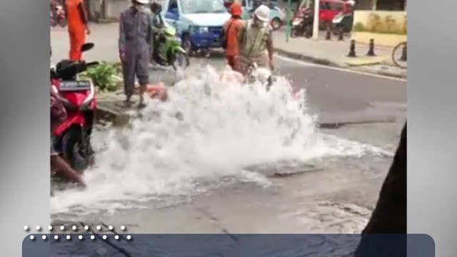 Kocak! Bapak-Bapak Cuci Motor Pakai Air dari Bocoran Pipa di Jalan, Warganet: Tetap Santai dan Manfaatkan Keadaan