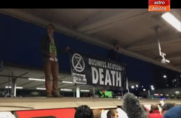 Penumpang, penunjuk perasaan bertempur di stesen kereta api London