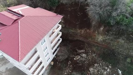 Heyelan nedeniyle 5 katlı binada yaşayanlar tahliye edildi (2)