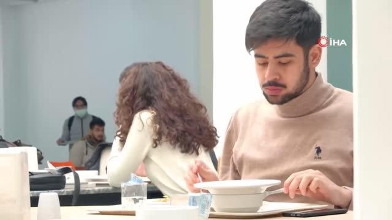 Üniversite yemekhanesinde şaşırtan anlar... Herkes yemeğini bıraktı bir anda çalıp söylemeye başladı