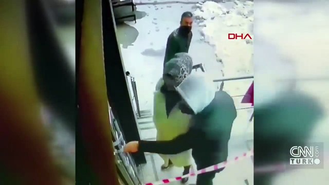 Kimseye aldırış etmedi merdiven korkuluklarını çaldı