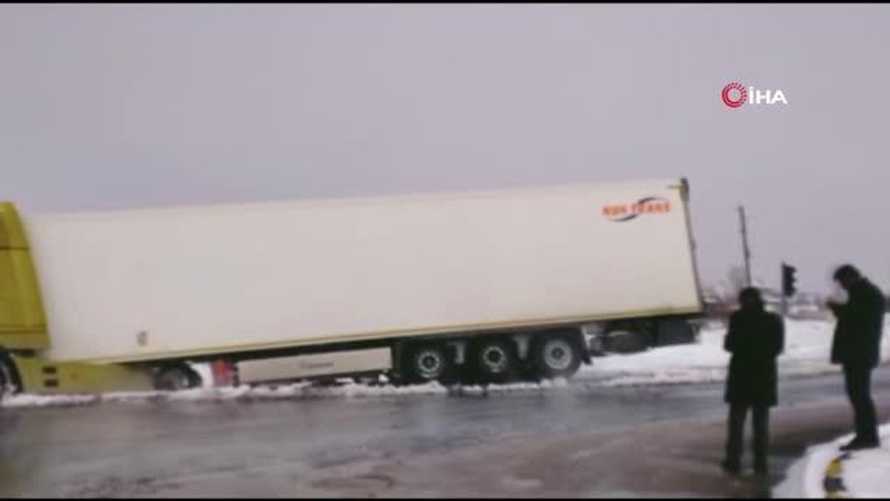 Son dakika yerel: Kar yağışı kazaları beraberinde getirdi... Kontrolden çıkan otomobil demir korkuluklarda asılı kaldı, tır ise yoldan çıktı