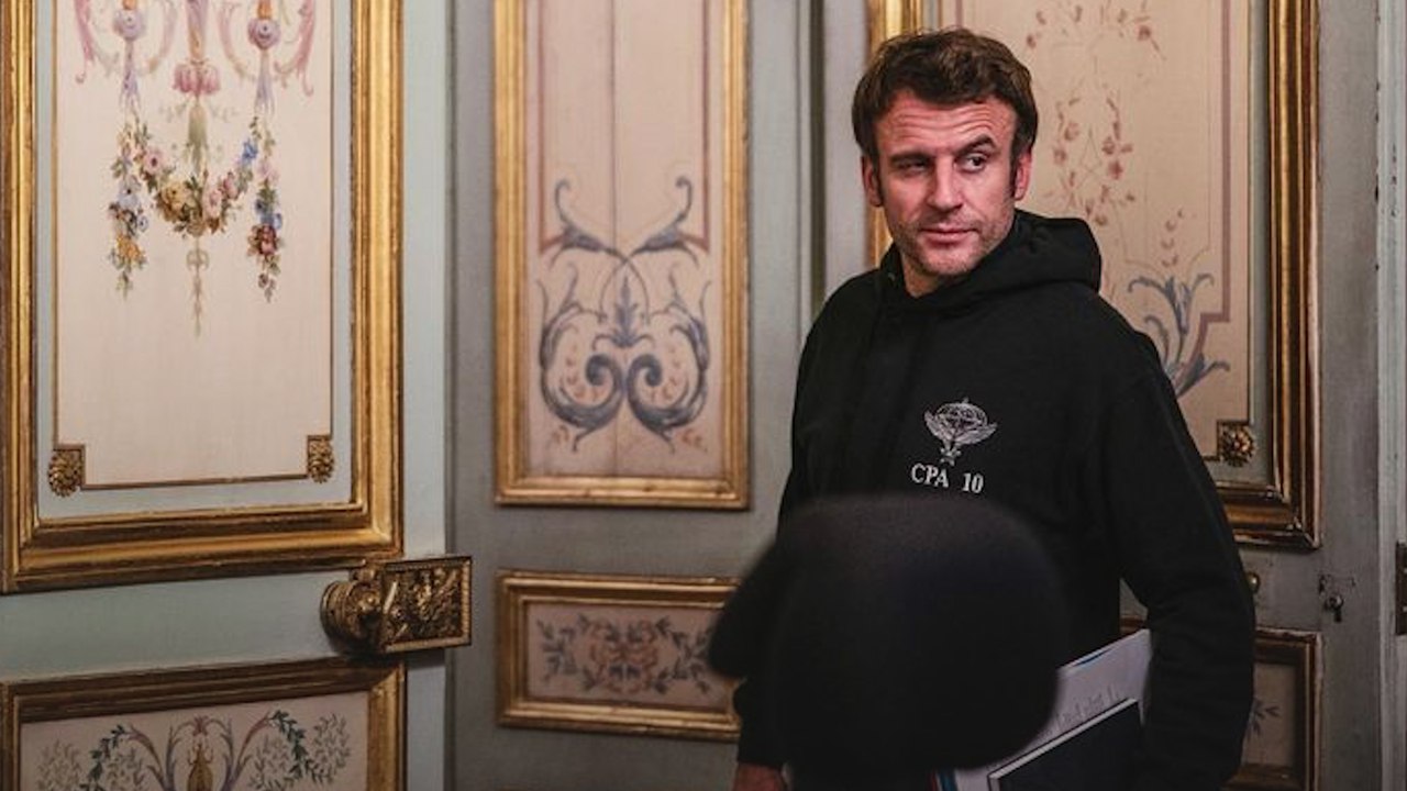 Photos d’Emmanuel Macron décontracté en sweat à capuche : « Rien n’est laissé au hasard »