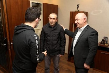 Sokakta bulduğu içi altın dolu cüzdanı belediye başkanına götürdü, aldığı ödül sevindirdi