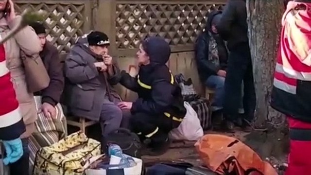 Al menos dos heridos tras un bombardeo que ha destruido dos edificios en Kiev