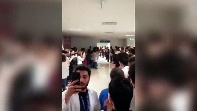 Doktoru darp eden uzman çavuş sağlıkçıların alkışlı protestosuyla taburcu edildi