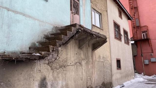 Erzurum'da bir garip olay! Merdiveninin giriş kısmı ve korkulukları bir gecede kayboldu