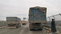 Devrilen hurda kağıt yüklü kamyon ulaşımı aksattı