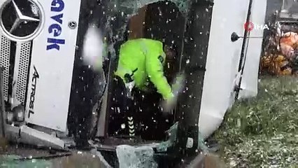 Bursa’da kar yağışı nedeniyle kontrolden çıkan 2 tır kaza yaptı