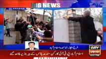 BREAKING NEWS: PTI members broke the gate and entered Sindh House