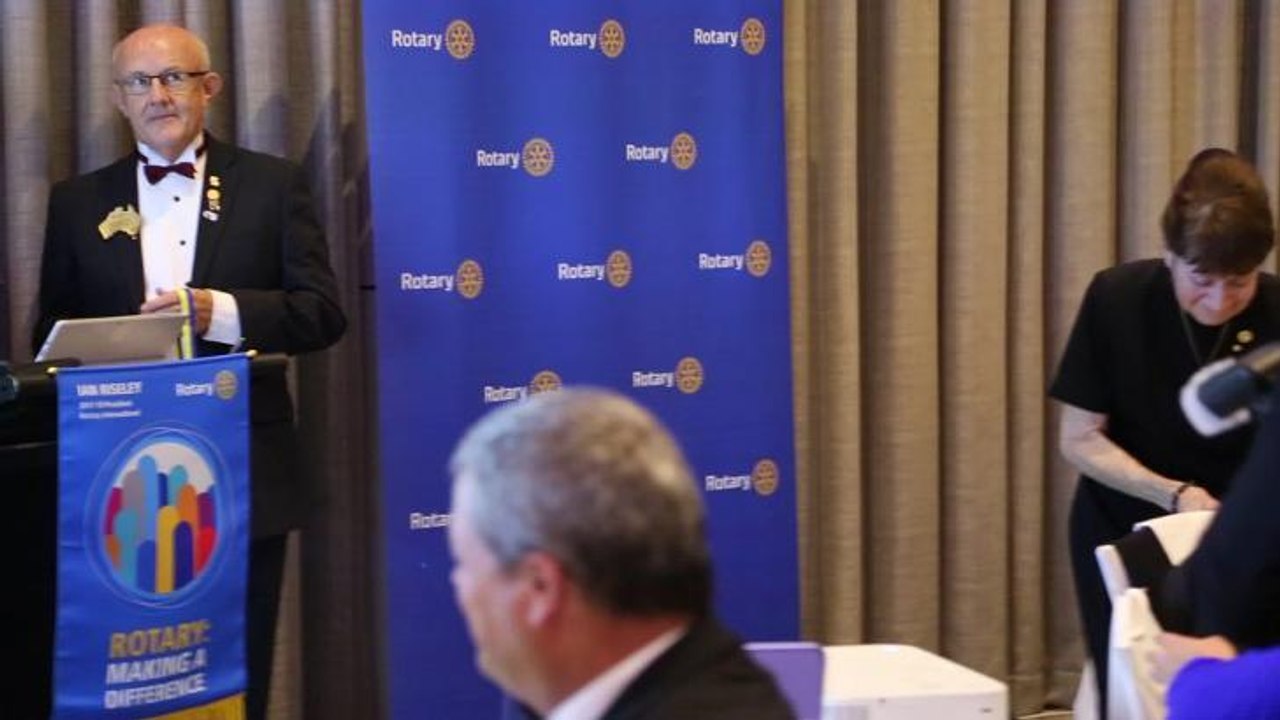 ILLAWARRA MERCURY Paul Harris Fellowship to Bob Hennessy. Video: Greg Ellis.