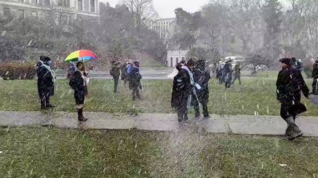 Boğaziçili akademisyenler rektörlük binasına sırt dönmeye devam ediyor