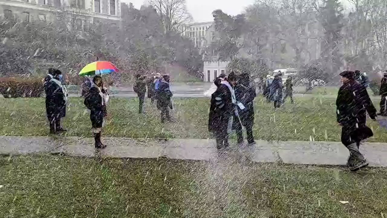 Boğaziçili akademisyenler rektörlük binasına sırt dönmeye devam ediyor