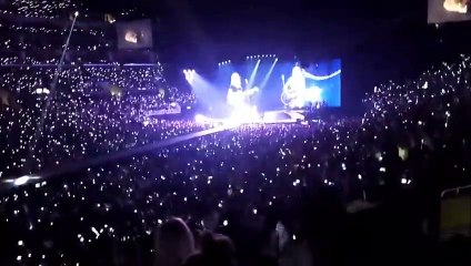Taylor Swift en duo avec Lisa Kudrow sur Smelly Cat