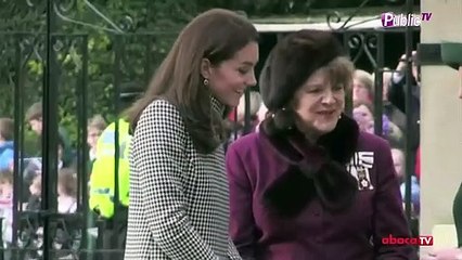 Exclu vidéo : Kate Middleton : Elle reçoit un accueil chaleureux pour sa première venue à Warminster
