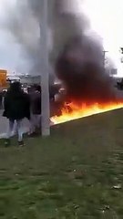 Ölümü göze alıp baba ile oğlunu yanan TIR'dan kurtardılar