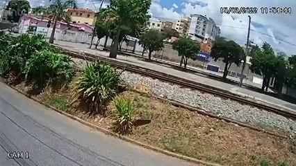Locomotiva arrasta veículo com idosas por quase 70 metros
