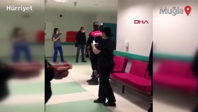 Doktoru darp eden uzman çavuş, alkışlı protesto eşliğinde polis aracına bindirildi