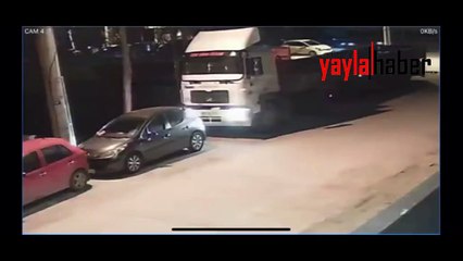 Sorumsuz TIR şoförü, park halindeki araca çarpıp kaçtı