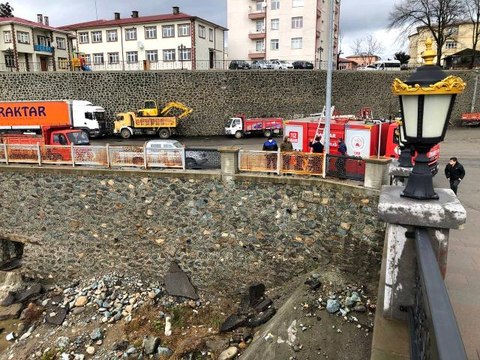 Son dakika haber... Rize'de dere yatağında mahsur kalan köpek itfaiye ekiplerince kurtarıldı